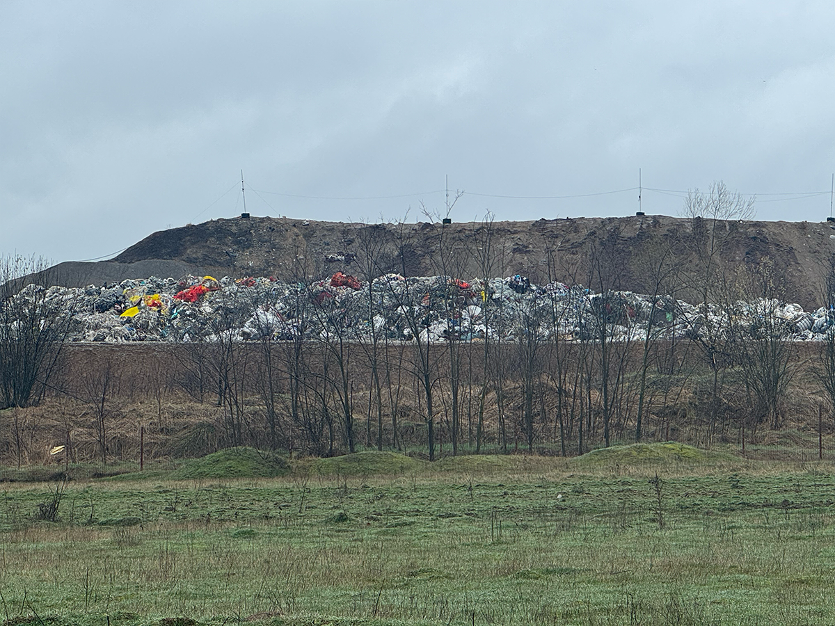 Ce se întâmplă, de fapt, la Băicoi? Despre gunoaie, lege și tăcerea instituțiilor